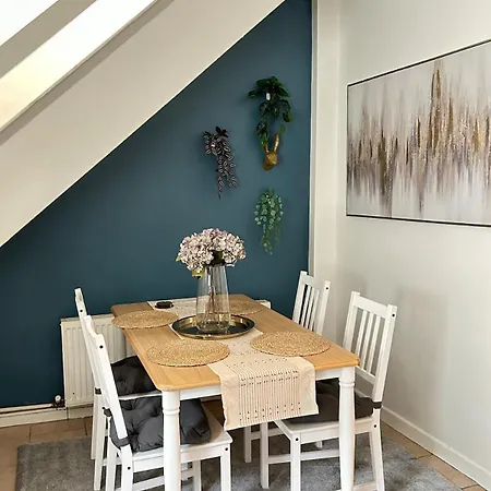 Quiet Townhouse In 코크
